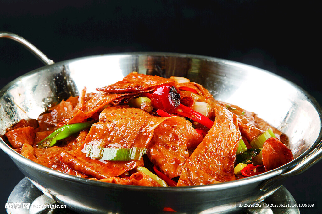 美味干锅食材丰富诱人