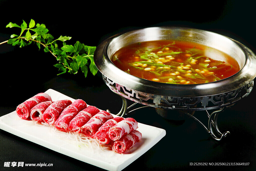 美味火锅配鲜嫩肉片