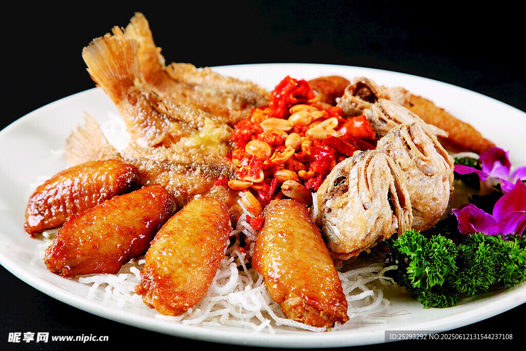 美味特色手撕鸡摆盘精致