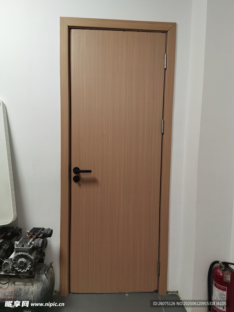 室内棕色木门