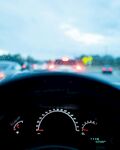 驾驶视角下的道路与仪表盘