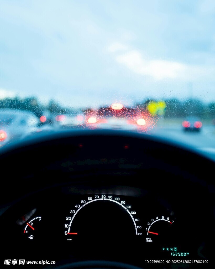 驾驶视角下的道路与仪表盘