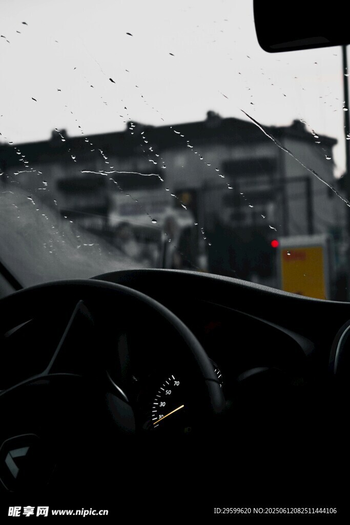 车内视角看雨中城市景象