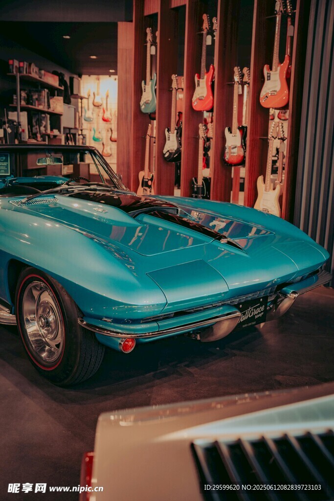 复古蓝色跑车展示