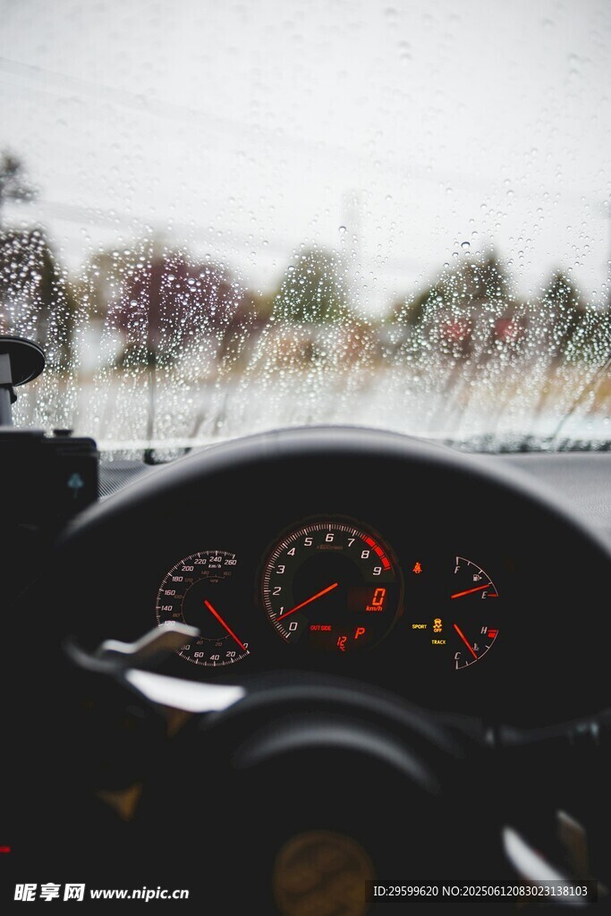 雨中驾车视角