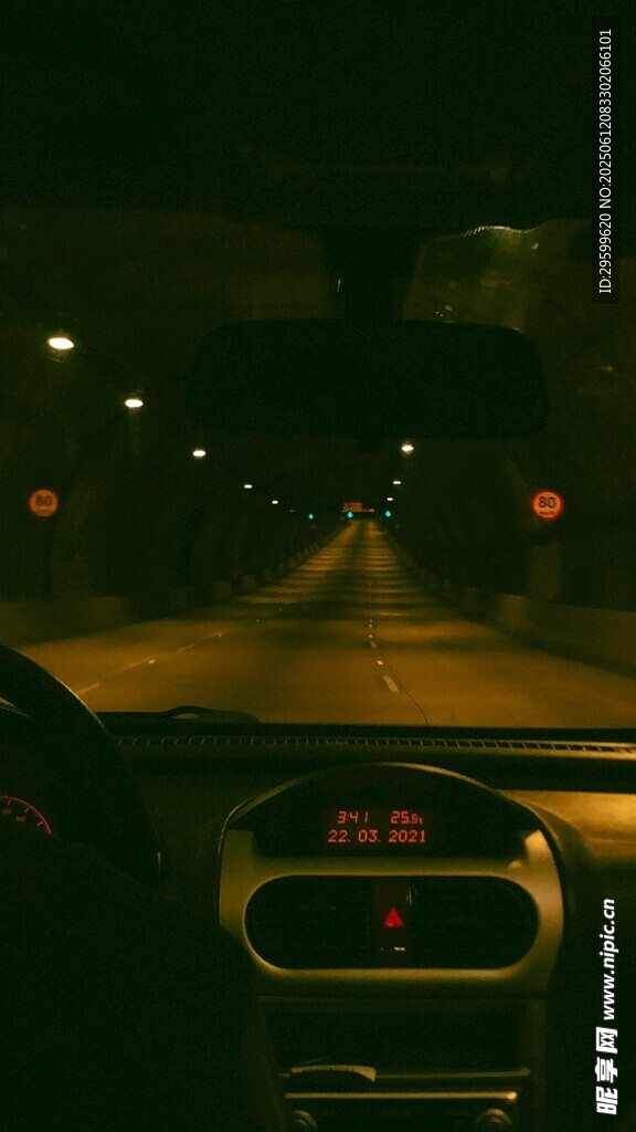 车内视角的夜间公路行驶