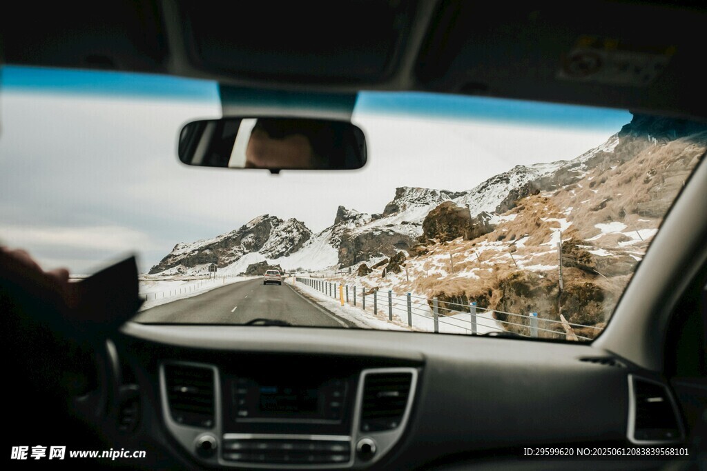车内视角看雪山公路美景