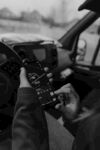 车内人操作车载无线电设备