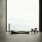 窗边简约浴缸与童趣摆件