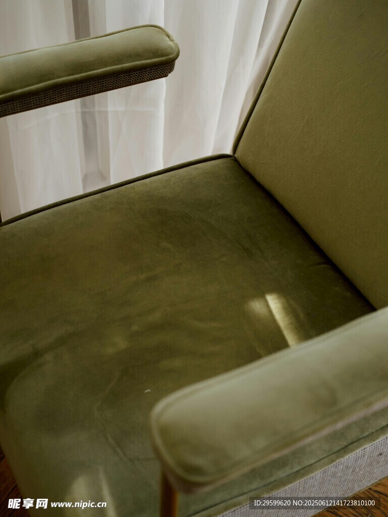 复古绿色绒面扶手椅特写