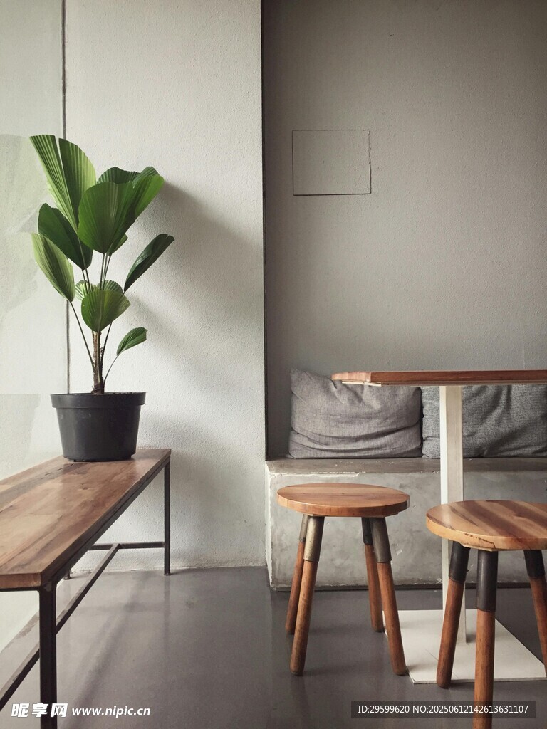 简约室内木质桌椅绿植一角