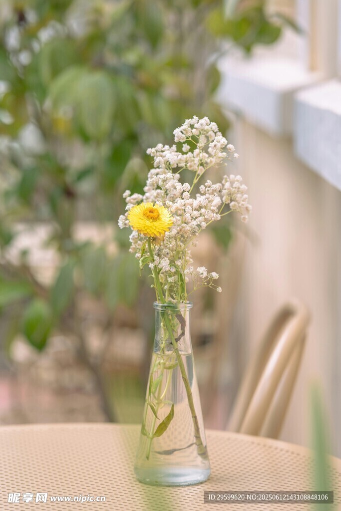 花瓶中的清新小花束