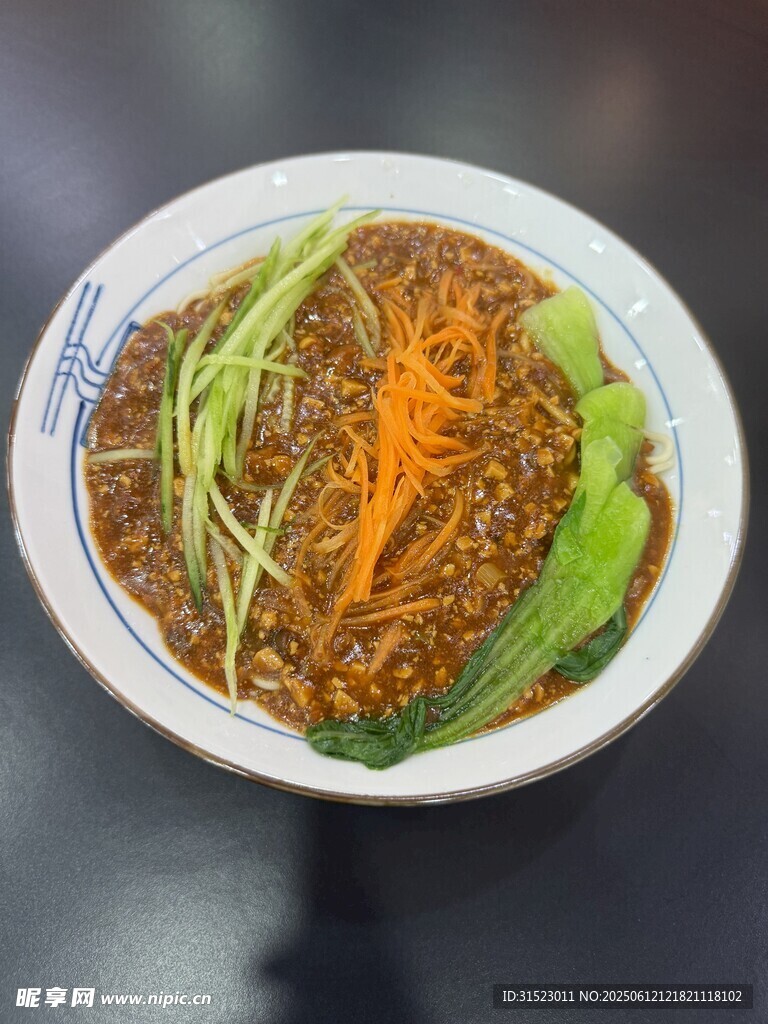 美味肉酱拌面