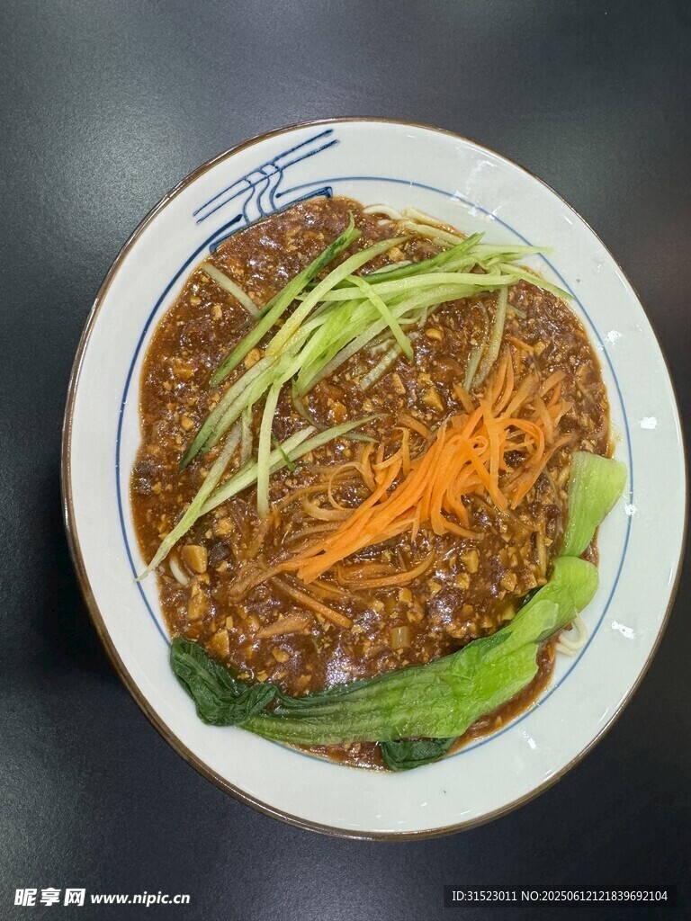 美味肉酱拌面