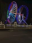 璀璨夜景中的绚丽摩天轮