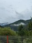 山间围栏外的朦胧景致