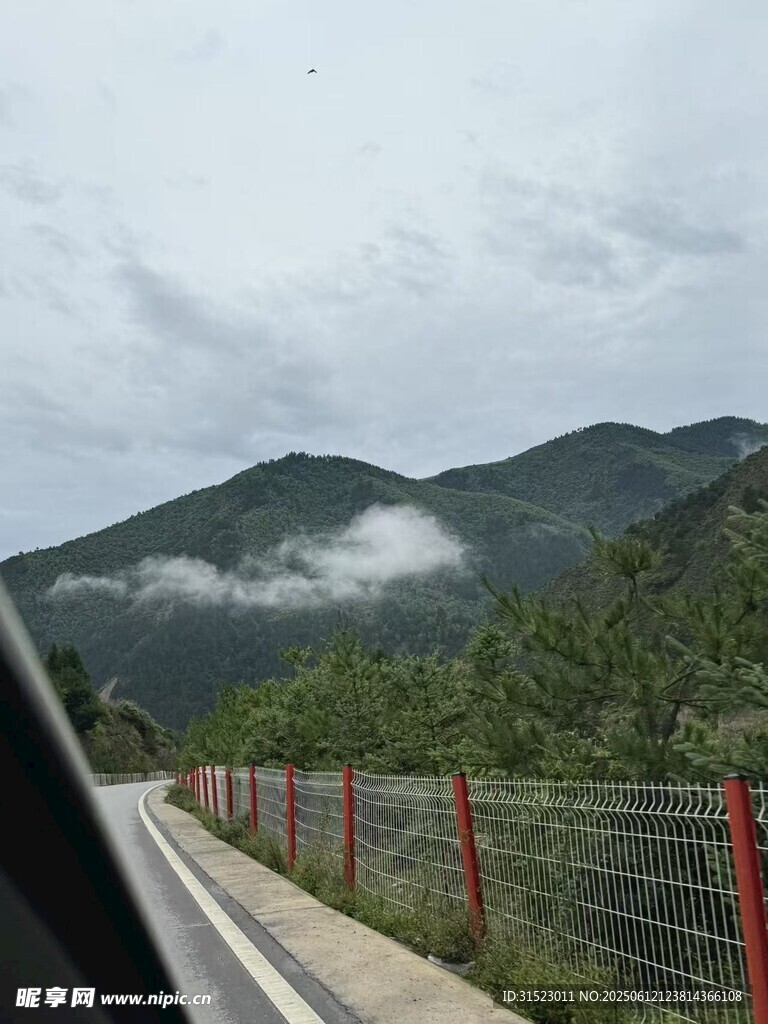 车窗外的山间公路美景