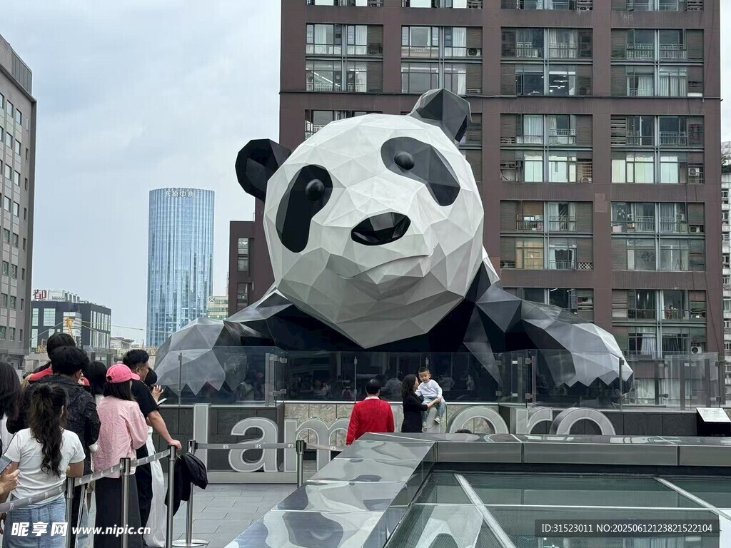 成都街头的巨型熊猫雕塑