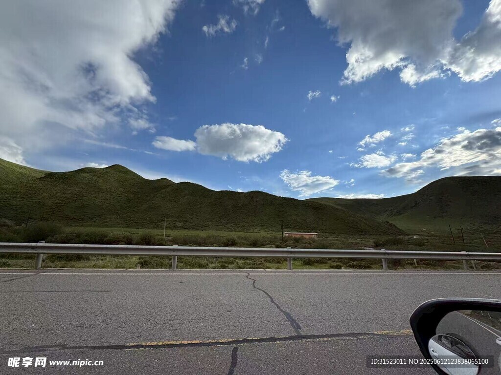 公路驰骋赏蓝天青山