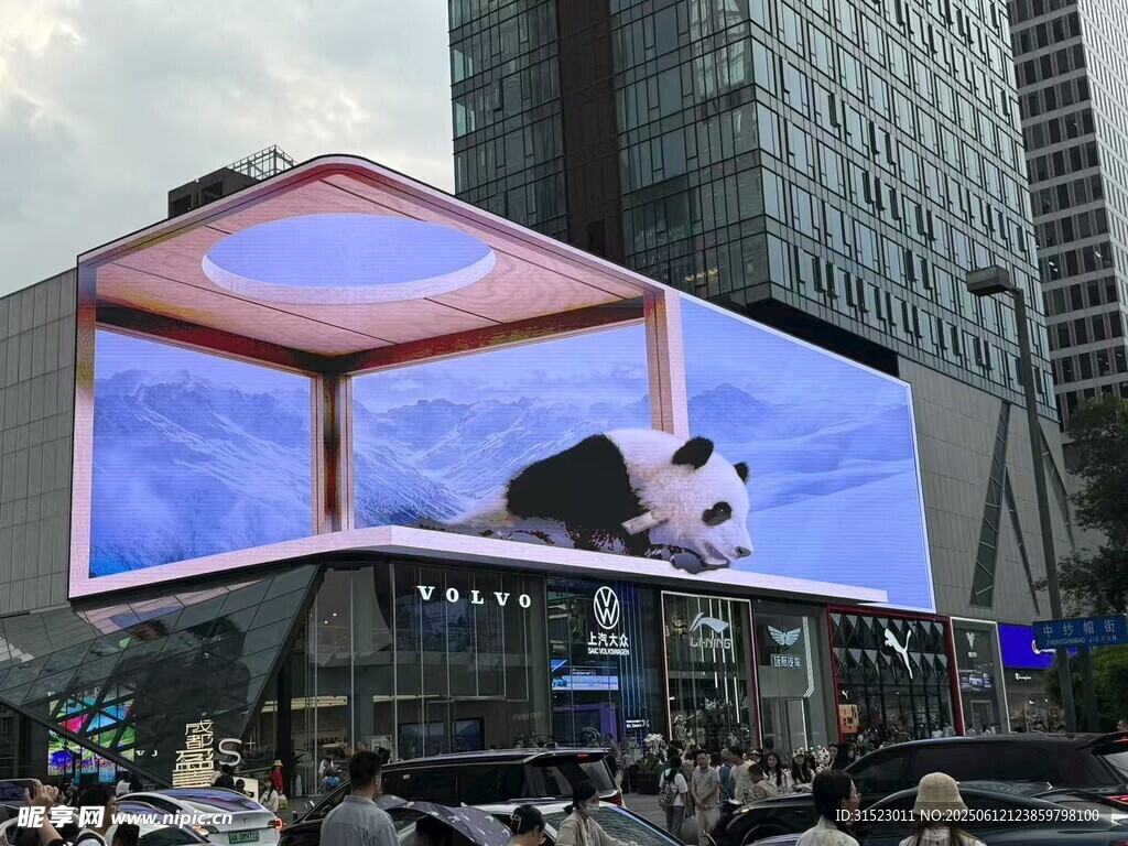 城市街头的巨型熊猫显示屏