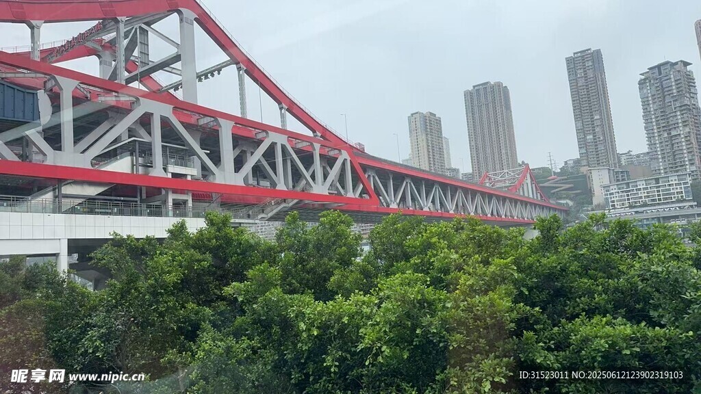 城市中的红色跨江大桥