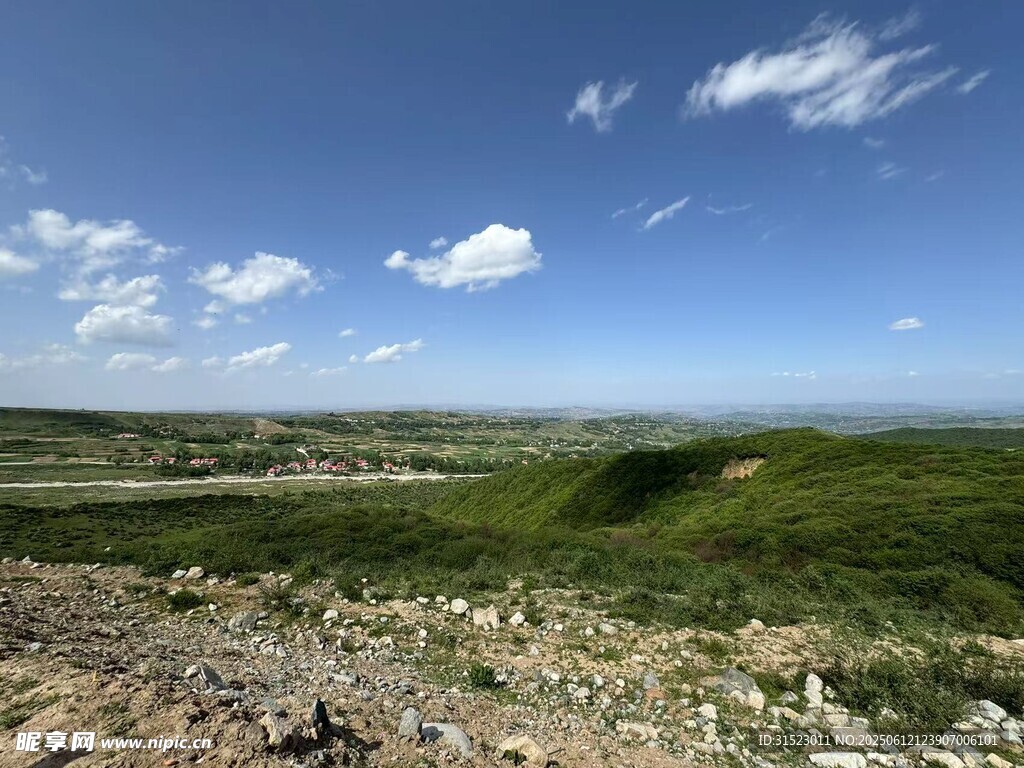 旷野蓝天风景图
