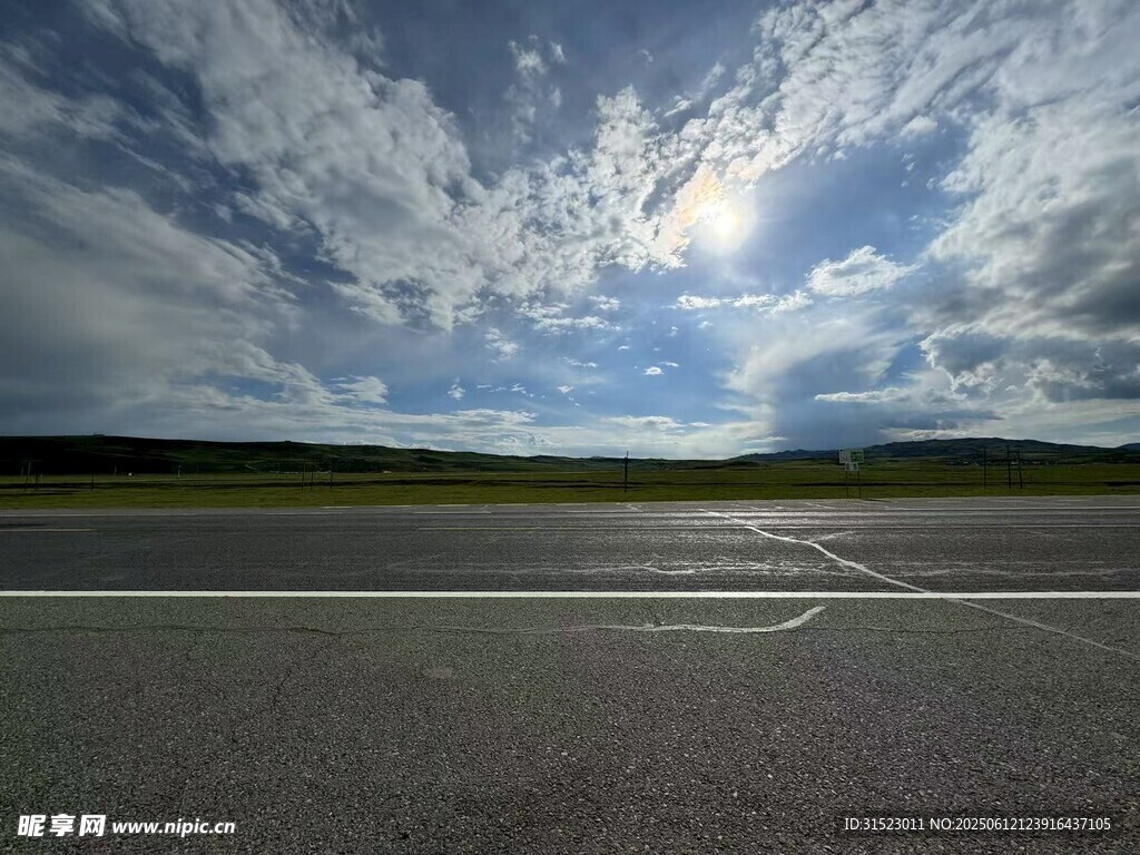 空旷公路与蓝天白云美景