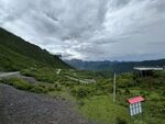 山间公路旁的小屋与美景