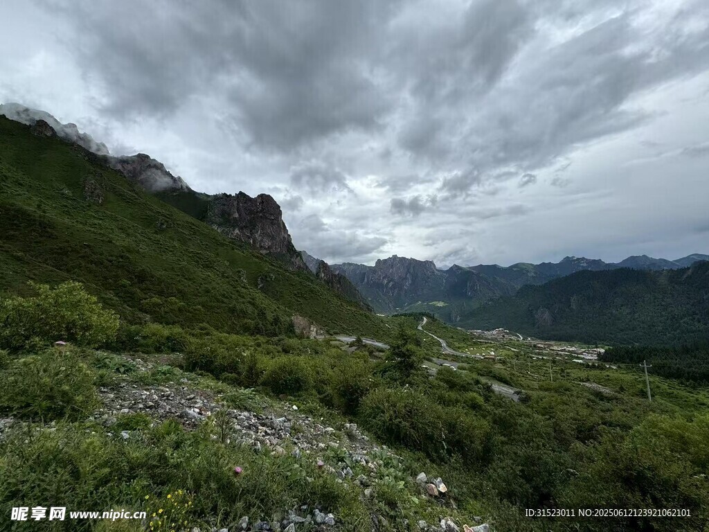 山间绿野 云雾缭绕之景