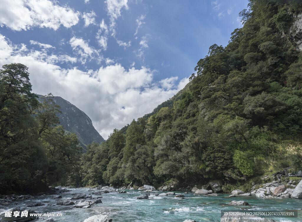 山间清澈河流美景