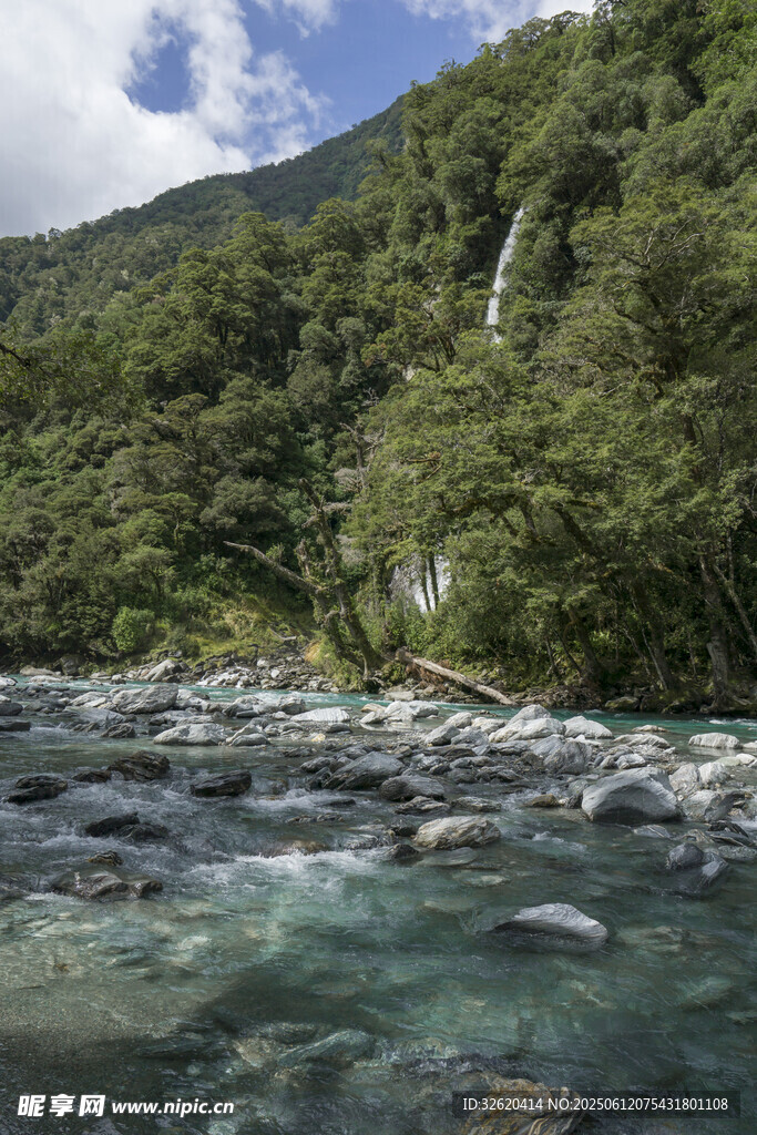 山间溪流与飞瀑美景