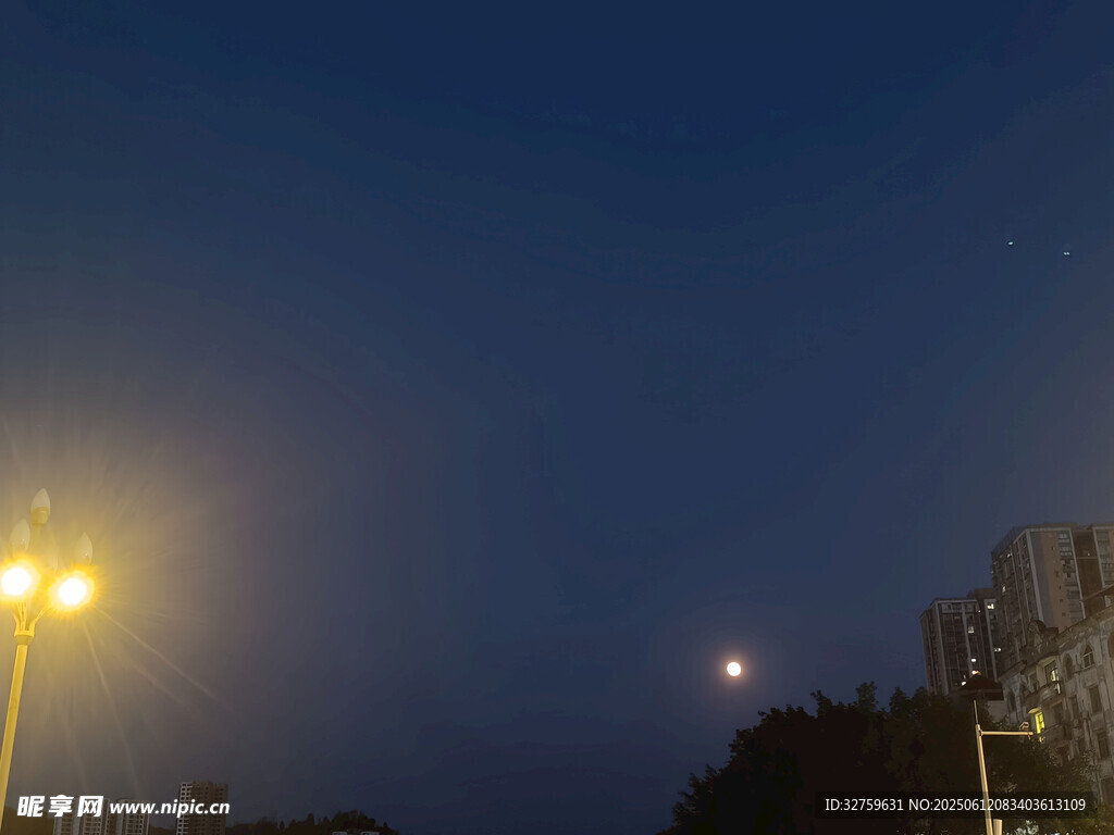 夜幕下的路灯与朦胧建筑