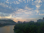 河畔城市黄昏美景