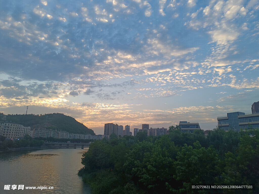 河畔城市黄昏美景
