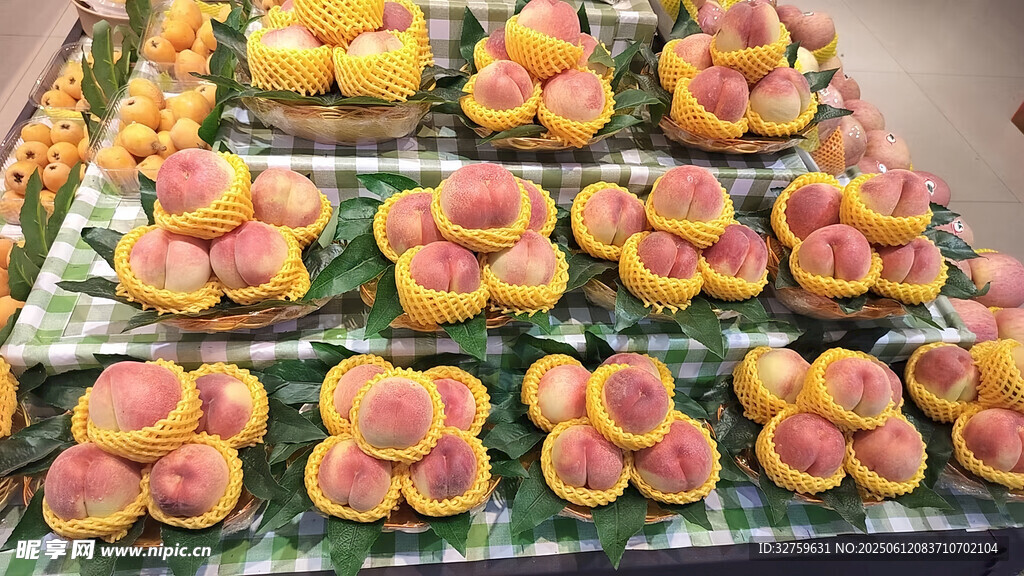 精美花卉造型糕点展示