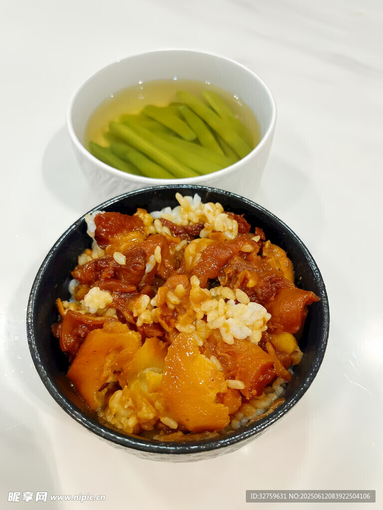 美味盖饭配清爽汤品