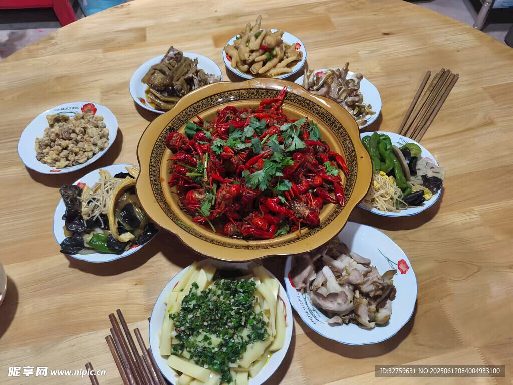 丰盛中式菜肴摆满一桌