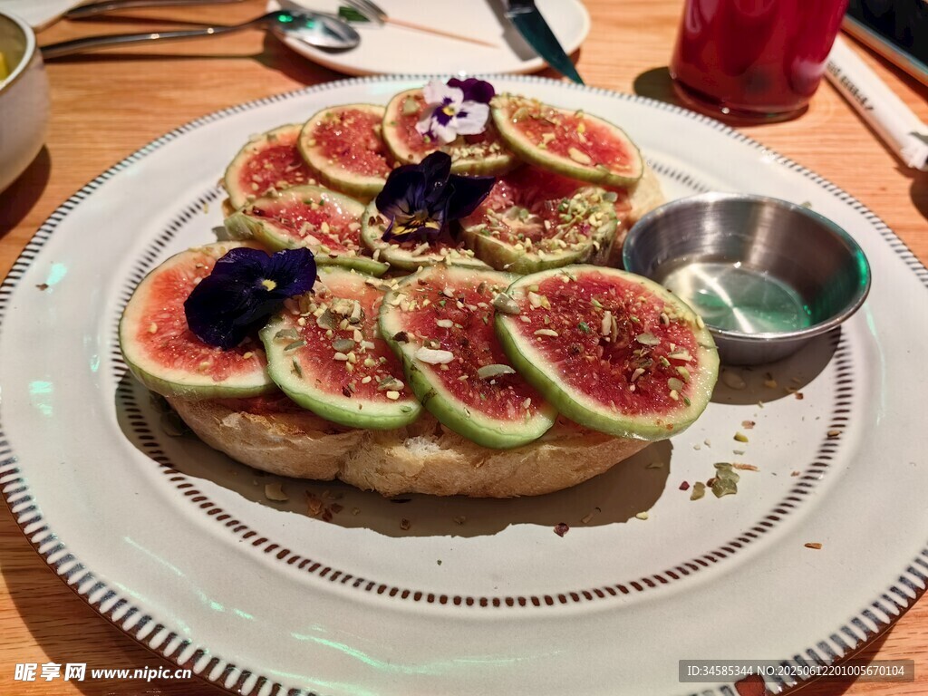 无花果装饰的美味特色面包
