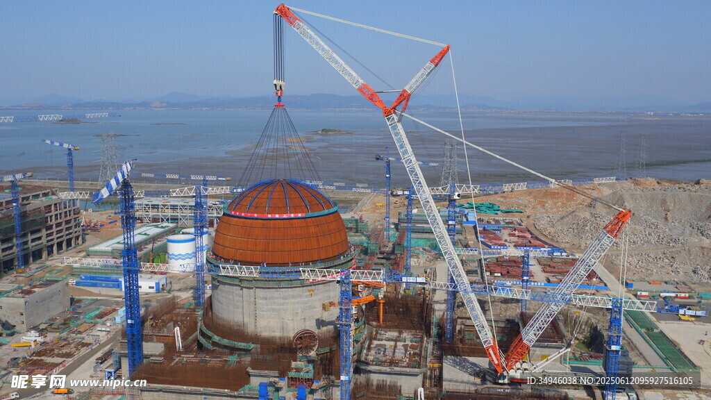 施工现场的大型建筑设备