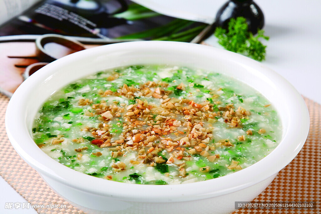 青菜粥撒坚果碎营养美味