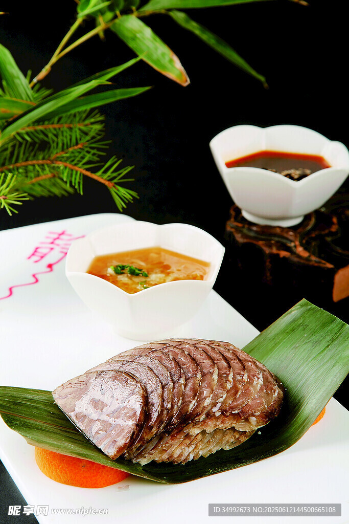 美味烤鱼配特色蘸料