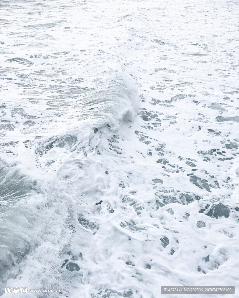 海浪翻涌的动态瞬间