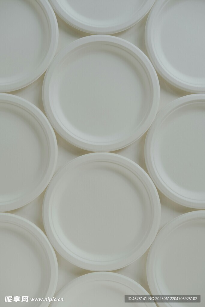 白色塑料圆盘整齐排列