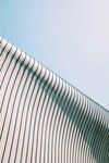 现代波纹金属建筑外观