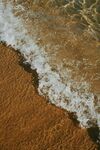 海浪轻吻沙滩的美丽瞬间