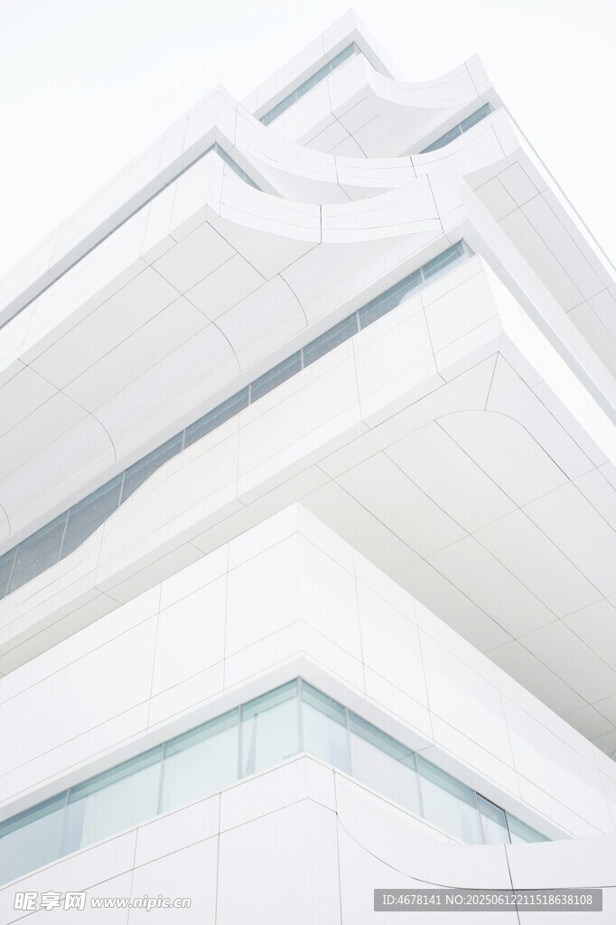 白色几何形状建筑外观