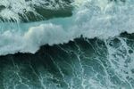 汹涌海浪展现海洋磅礴力量