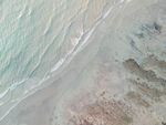 海滩细腻沙纹与海浪景观