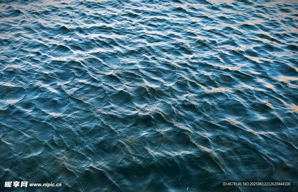 波光粼粼的蓝色水面