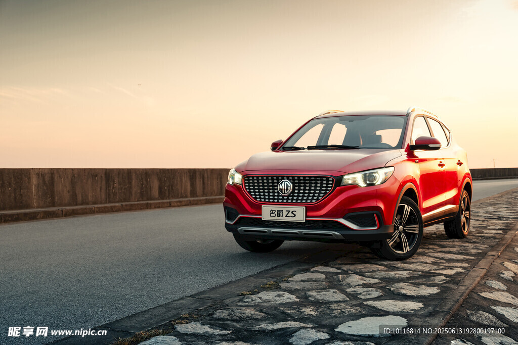 红色SUV